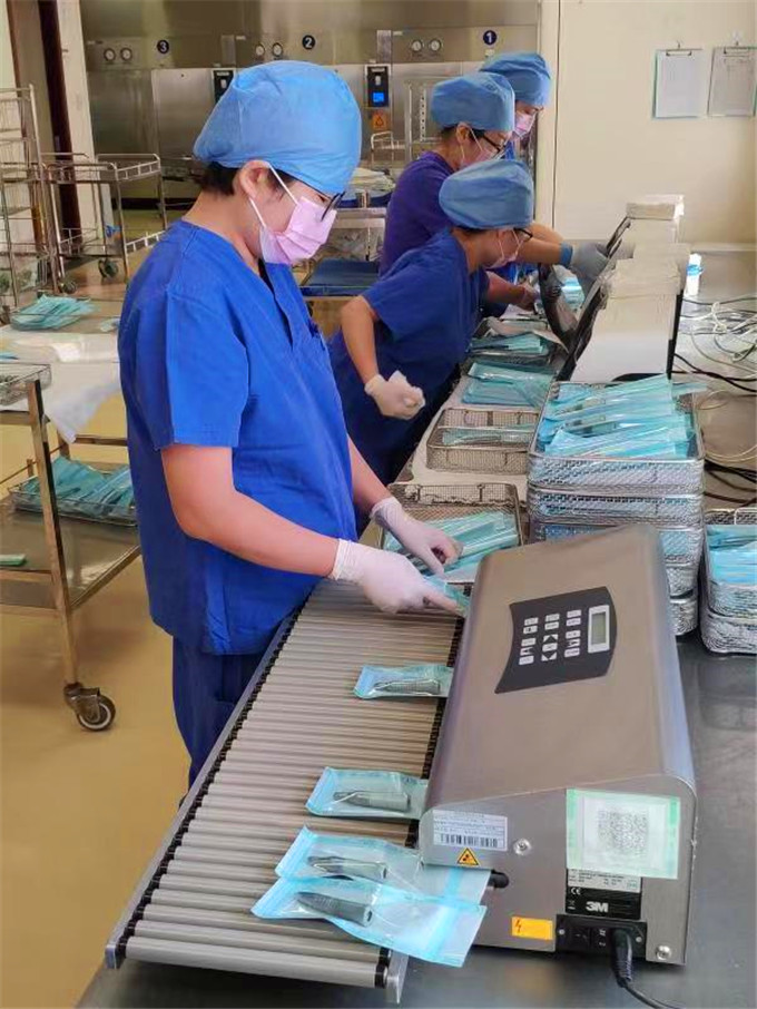 13-消毒供应中心工作人员对清洗后的器械进行分类包装.jpg