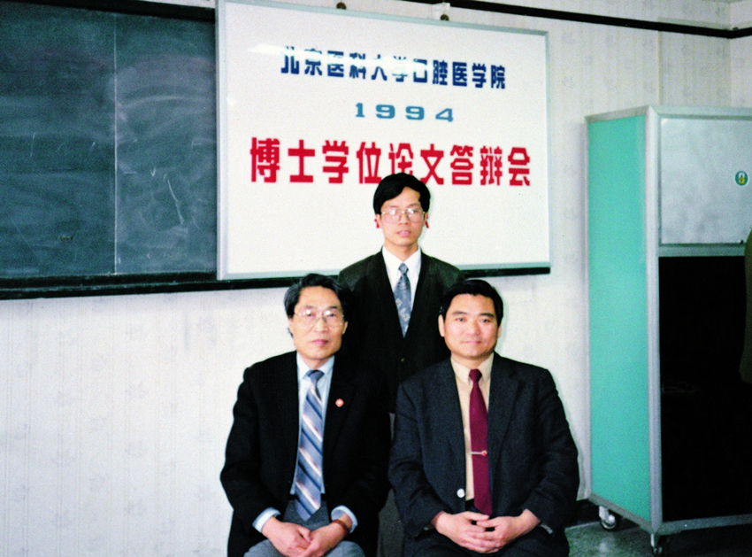 1994.师徒三代，张震康教授(左一）和他的博士生合影_副本.jpg
