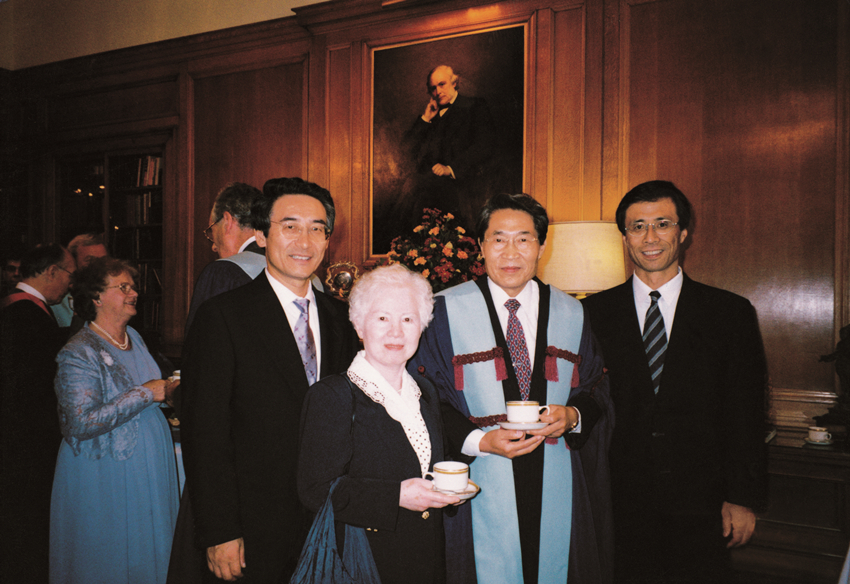 1998年张震康教授荣获英国爱丁堡皇家外科学院名誉院士称号，图为在授予仪式的庆祝晚宴上和朋友留影_副本.jpg