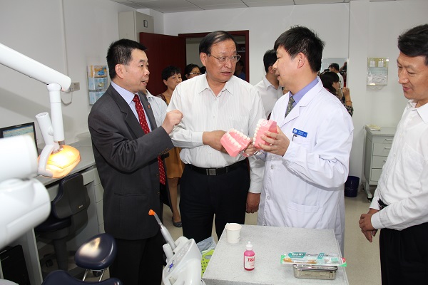 2-Vice president of Naitional Helath and Family Planing Commision Mr. Wang Guoqiang came to visit Department of Preventive Dentistry in 2015.JPG
