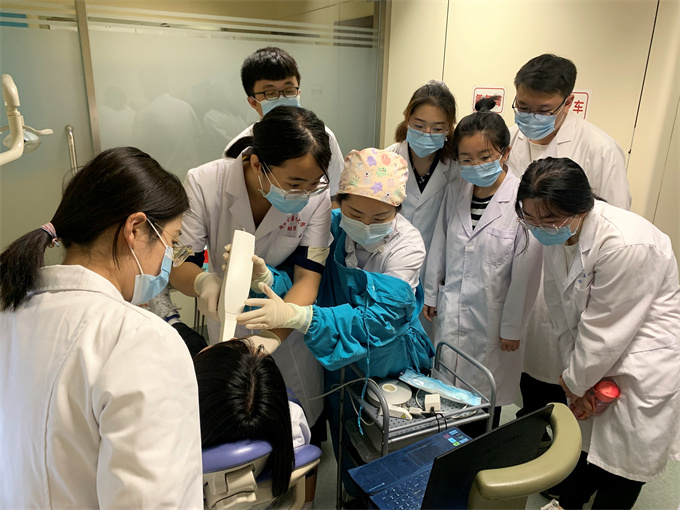 6-内蒙古医科大学学子们在护士老师指导下，学习数字化口扫技术.jpg