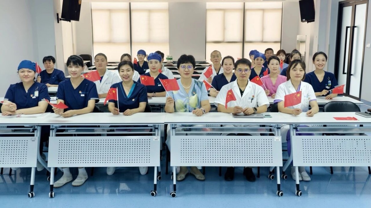 三亚医院组织观看九三阅兵